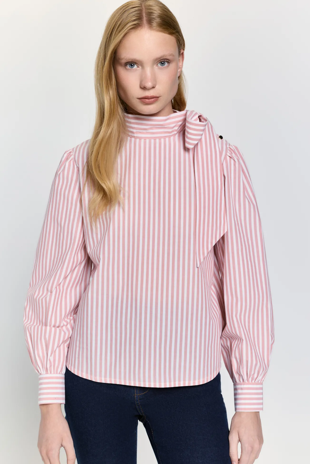 Blusa esvoaçante com gola