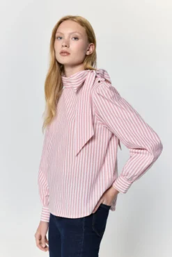 Blusa esvoaçante com gola