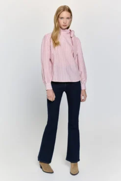 Blusa esvoaçante com gola