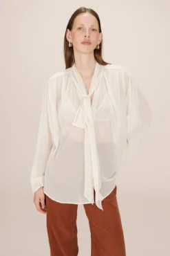 Blusa esvoaçante com laçada