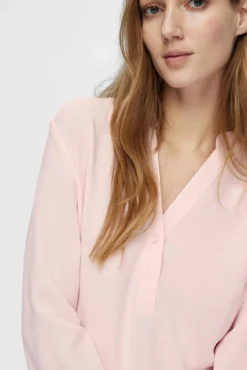 Blusa fluida com decote em bico confecionada com materiais reciclados