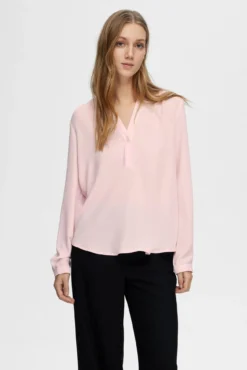 Blusa fluida com decote em bico confecionada com materiais reciclados