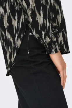 Blusa fluida de manga comprida