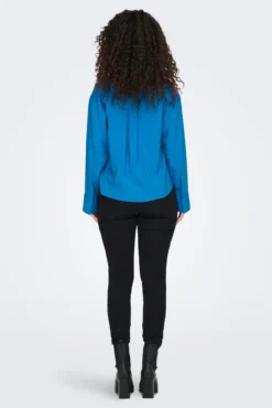 Blusa fluida gola em bico