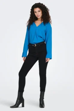 Blusa fluida gola em bico