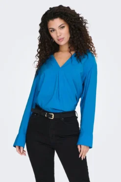 Blusa fluida gola em bico