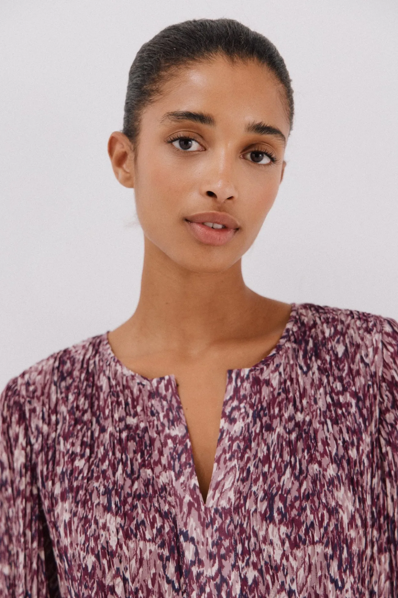 Blusa plissada contrastante