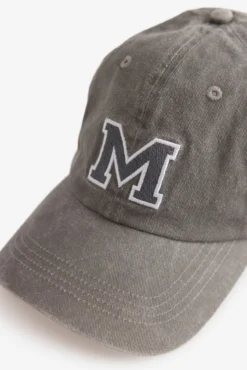Boné com pala em tecido