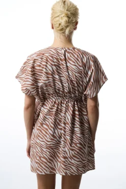 Caftan de praia com estampa de zebra marrom