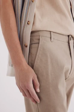 Calça calças chino slim fit com micro estampa