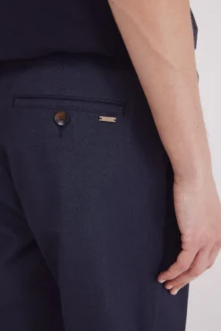 Calça calças chino slim fit com micro estampa