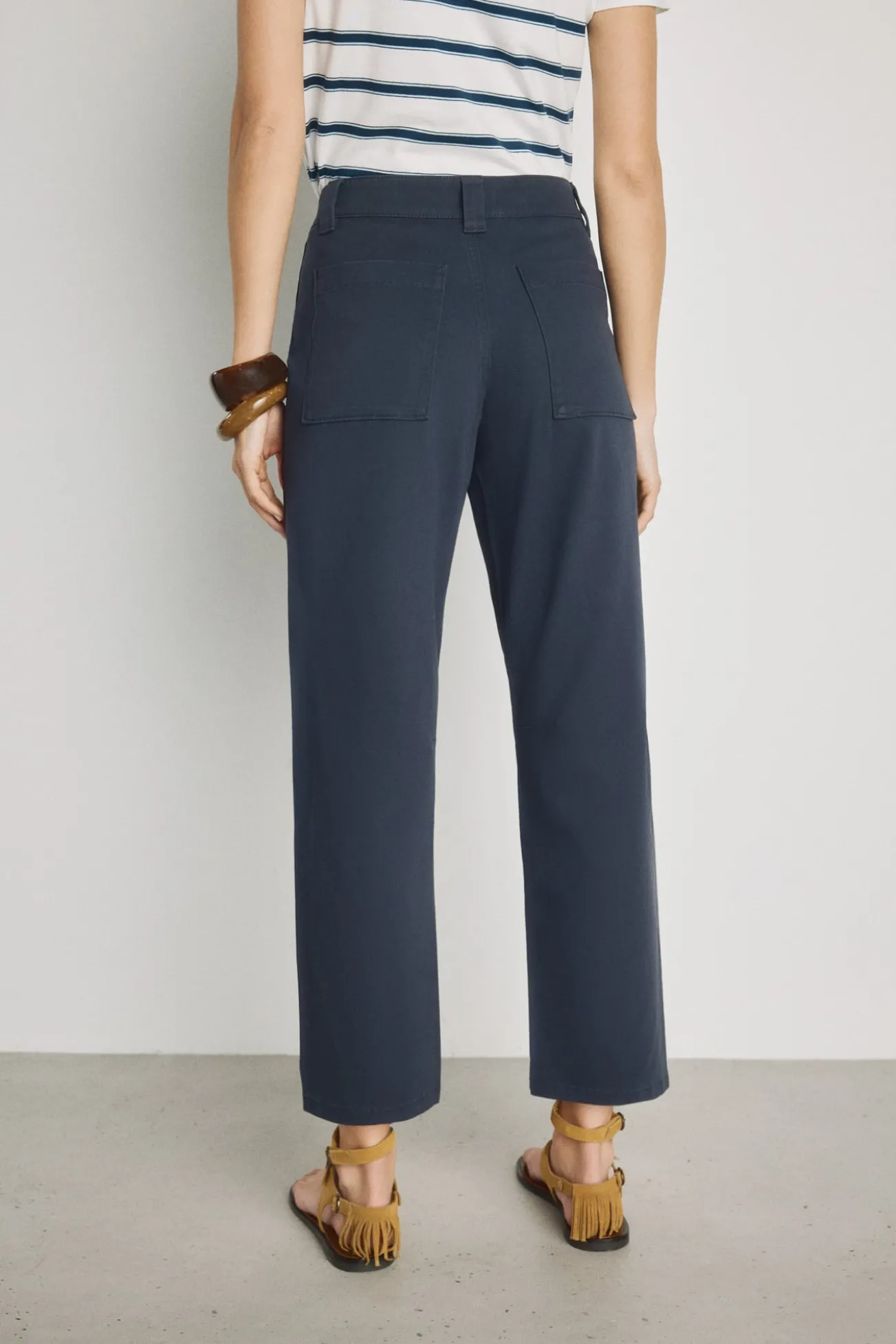 Calça color com bolsos de remendo