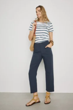 Calça color com bolsos de remendo