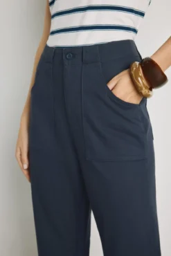 Calça color com bolsos de remendo