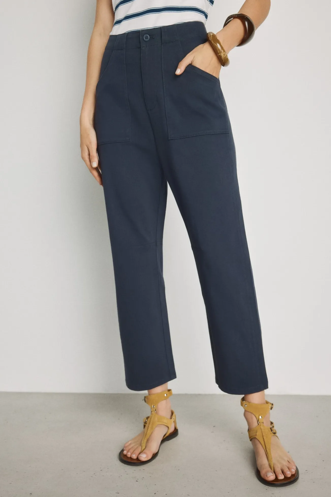 Calça color com bolsos de remendo