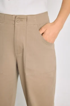 Calça color com bolsos de remendo