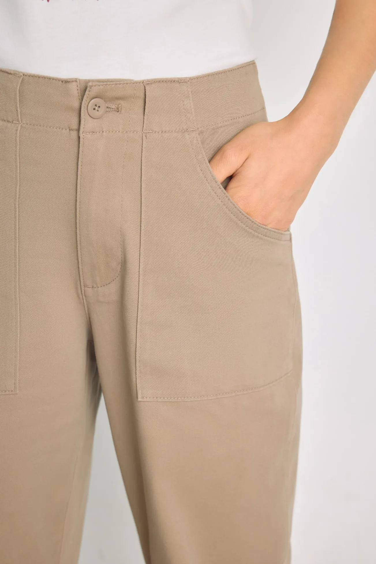 Calça color com bolsos de remendo