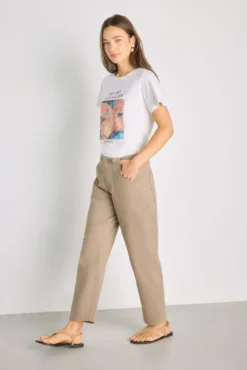 Calça color com bolsos de remendo
