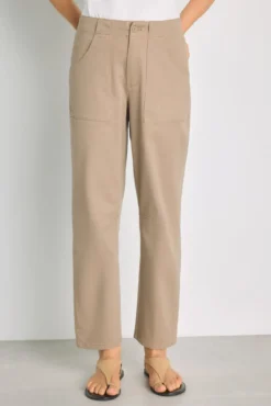 Calça color com bolsos de remendo