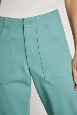 Calça color com bolsos de remendo