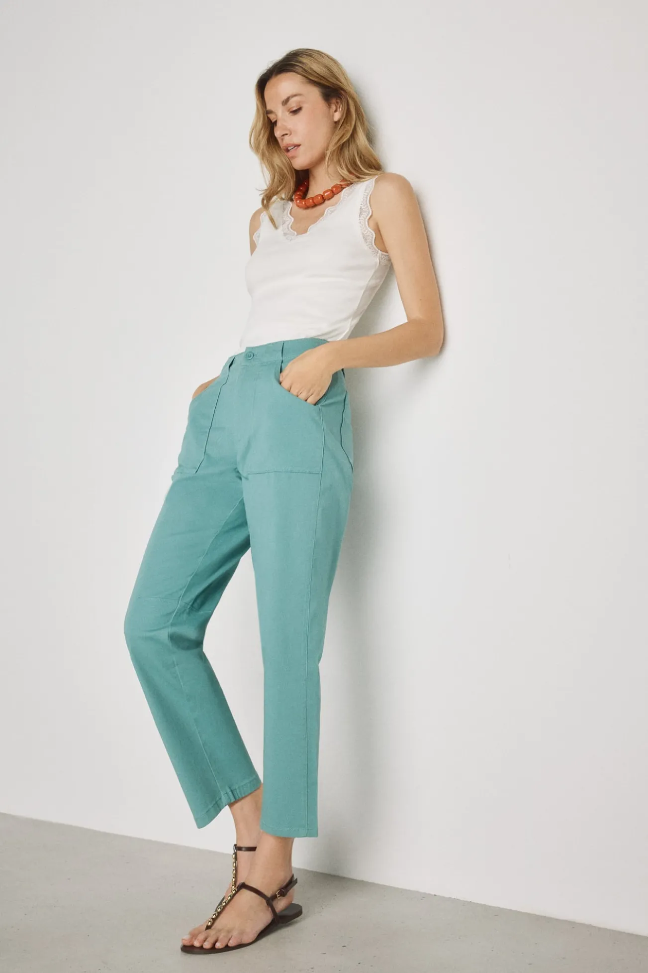 Calça color com bolsos de remendo