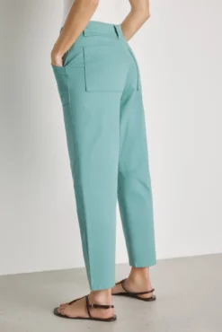 Calça color com bolsos de remendo
