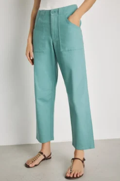 Calça color com bolsos de remendo