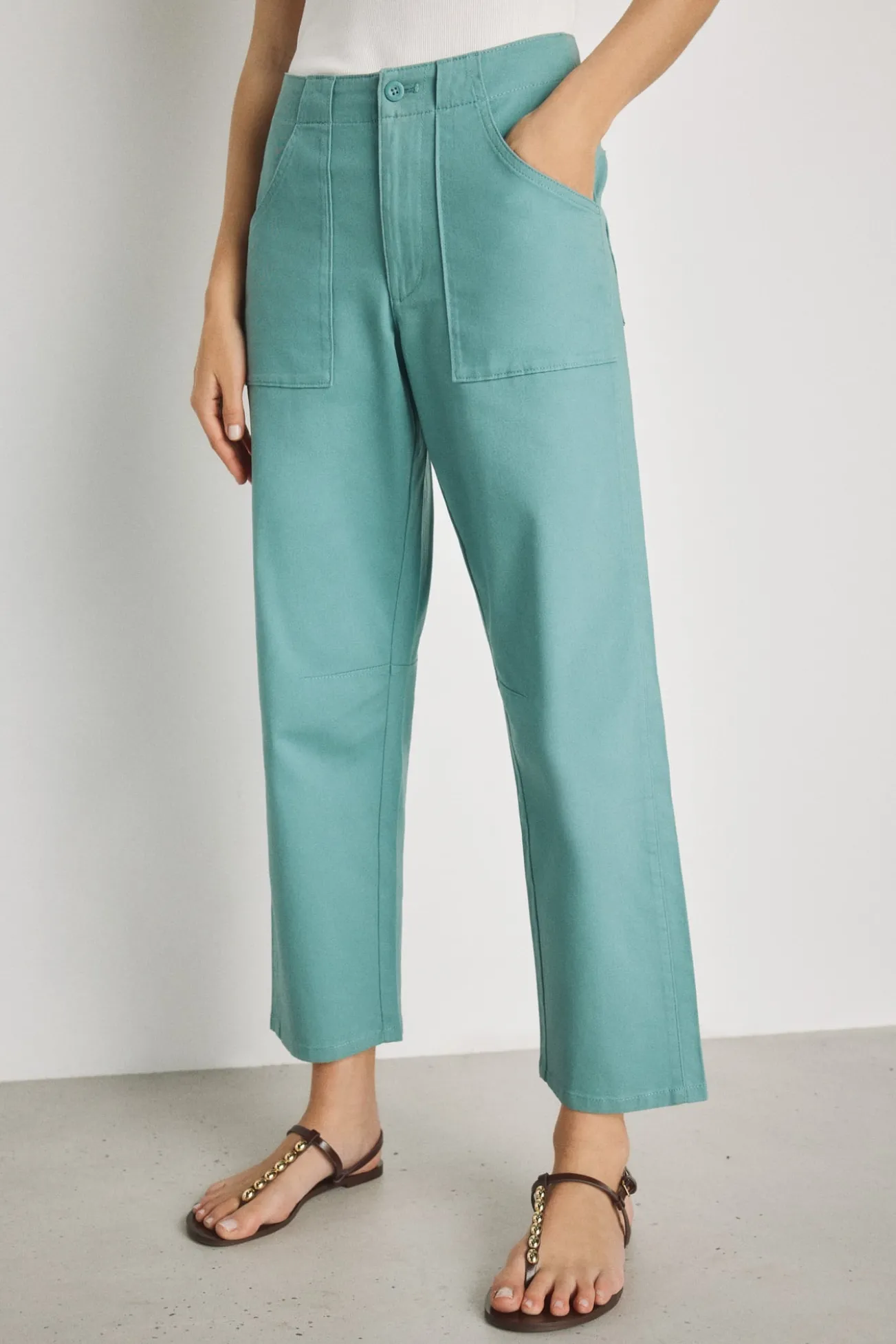 Calça color com bolsos de remendo