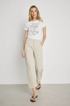 Calça color com bolsos de remendo