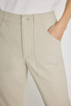 Calça color com bolsos de remendo