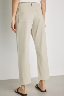 Calça color com bolsos de remendo