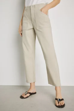Calça color com bolsos de remendo