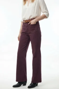 Calça com bolsos frontais