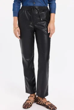 Calça com cós elástico e efeito couro