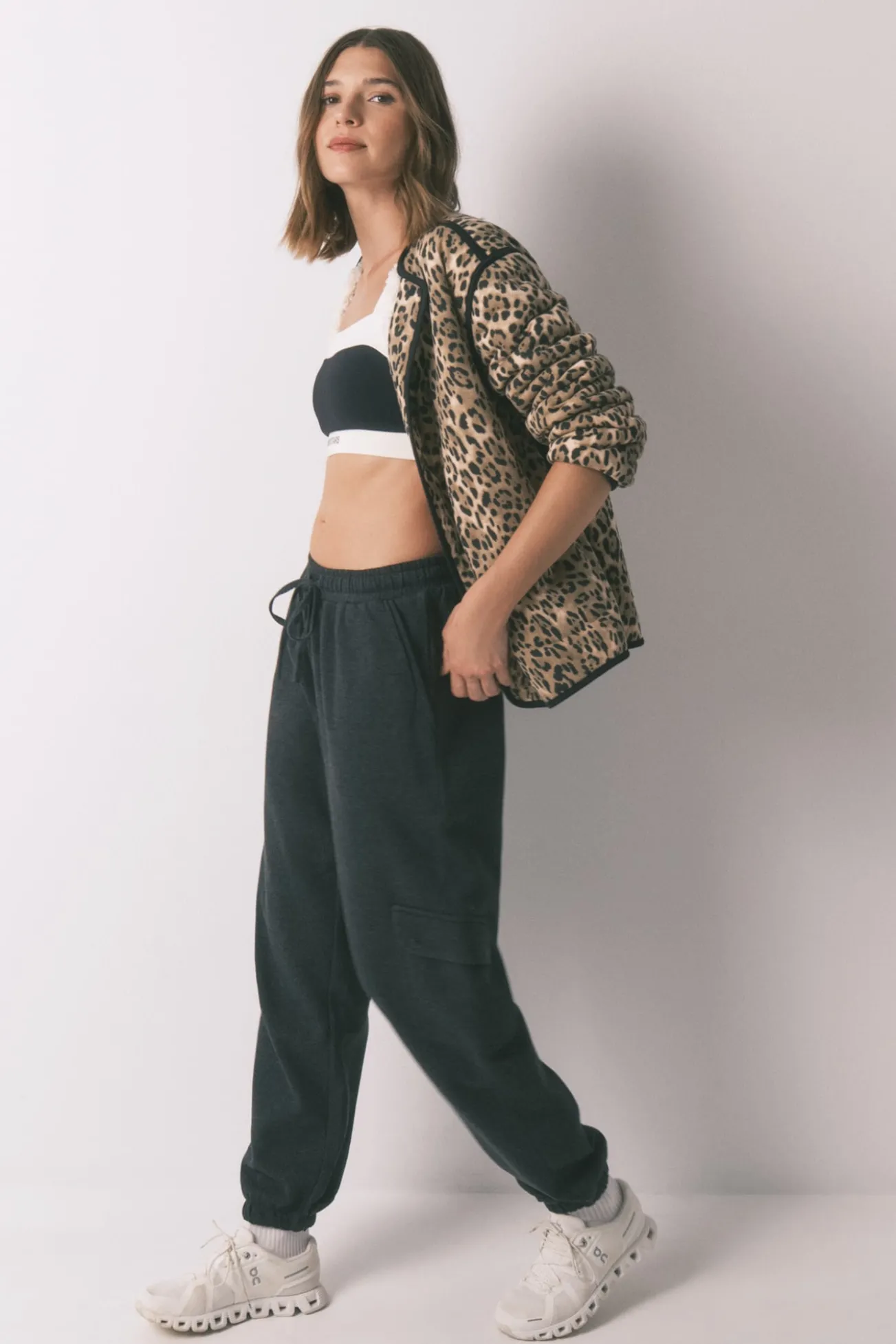 Calça comprida cenoura em pelúcia fina cinza