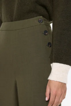 Calça comprida com detalhe de botão