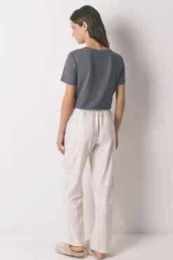 Calça comprida de flanela branca com estampa xadrez