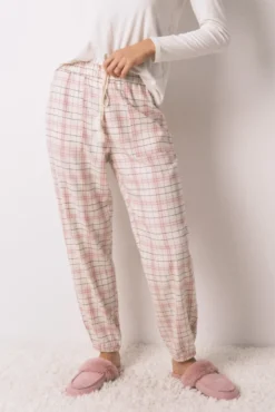 Calça comprida de flanela rosa com estampa xadrez