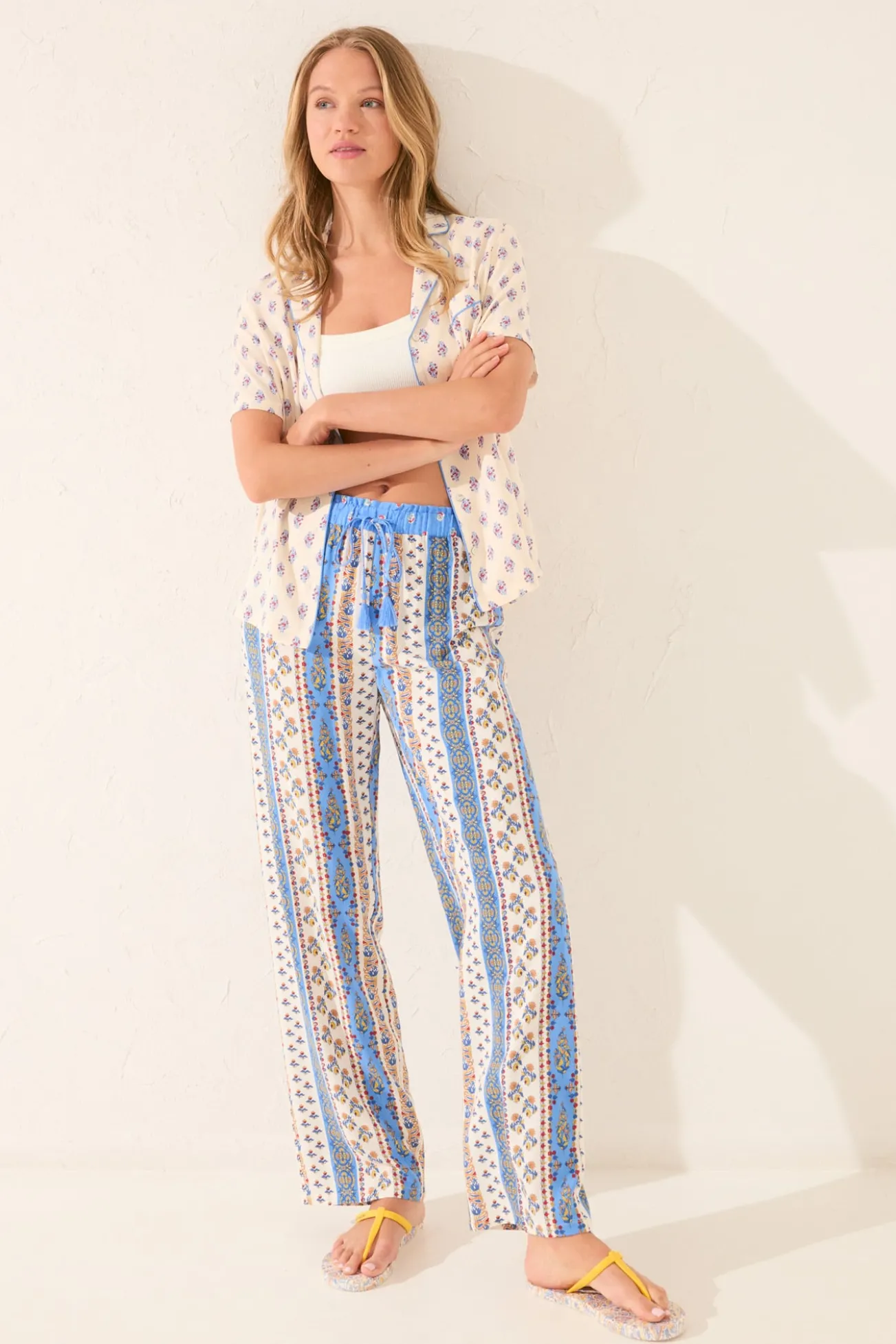 Calça comprida de viscose com bordas multicoloridas