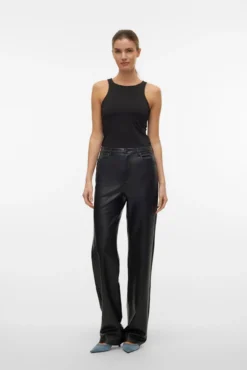 Calça compridas com efeito de couro