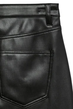 Calça compridas com efeito de couro