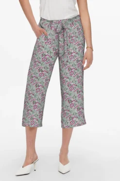 Calça culotte com laçada frontal