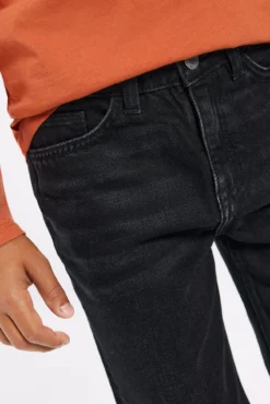 Calça denim de menino skatista