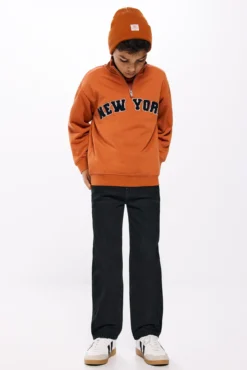 Calça denim de menino skatista