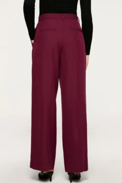 Calça de terno plissadas.