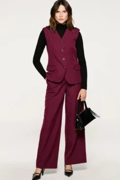 Calça de terno plissadas.
