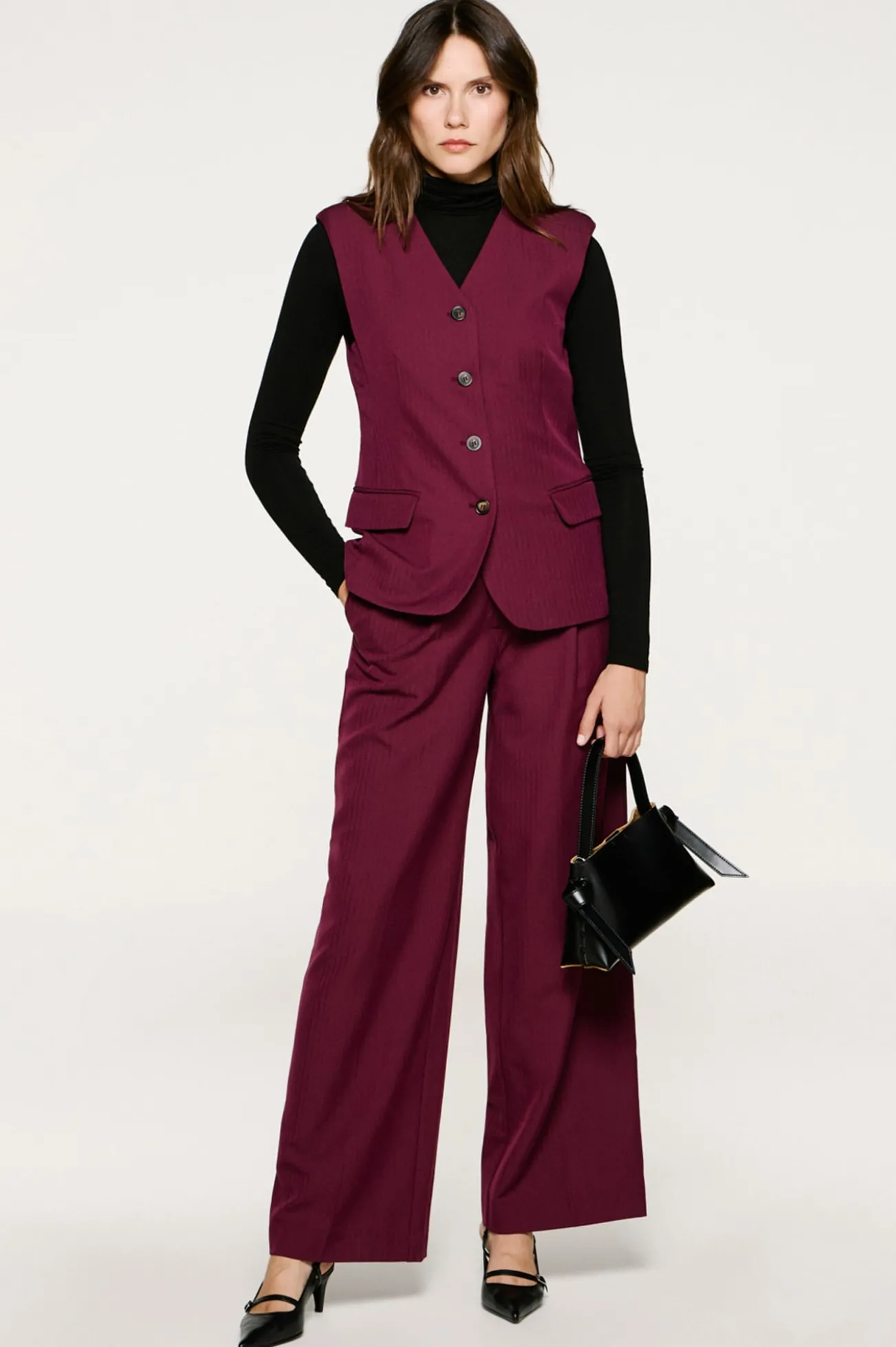 Calça de terno plissadas.