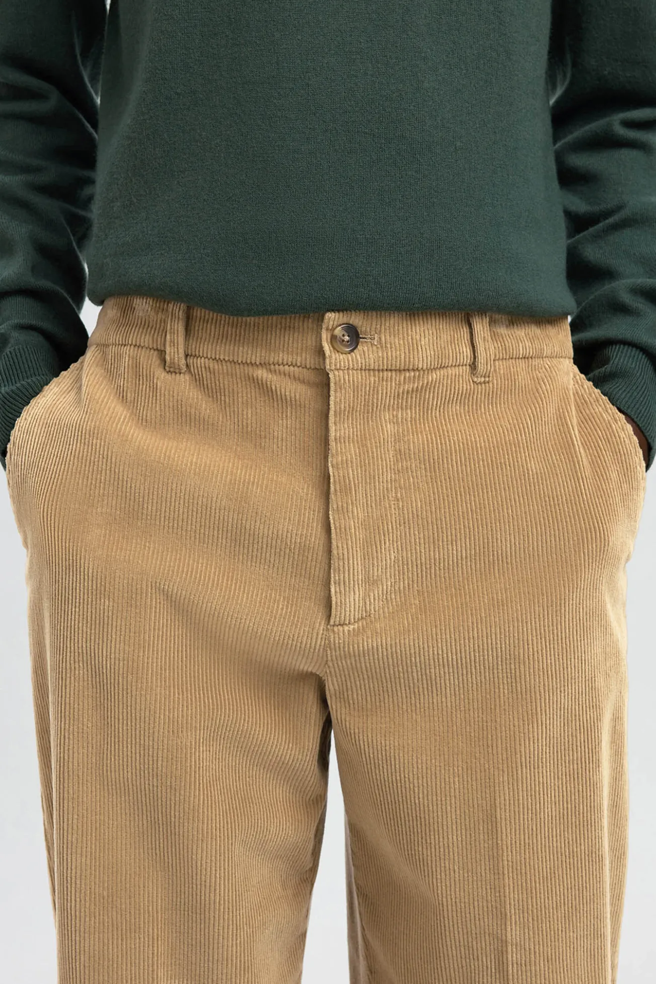Calça de veludo cotelê com caimento relaxado