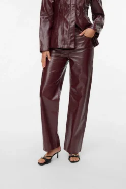 Calça enceradas brilhantes