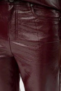 Calça enceradas brilhantes